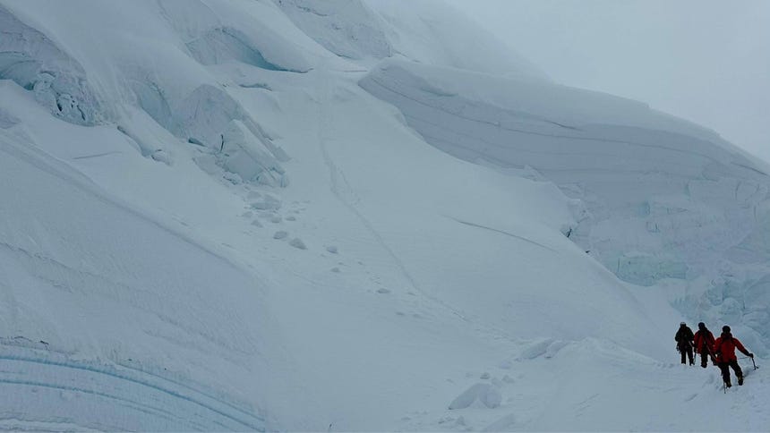 Ancash: rescue the surviving mountaineer after avalanche in the snowy Toclaraju