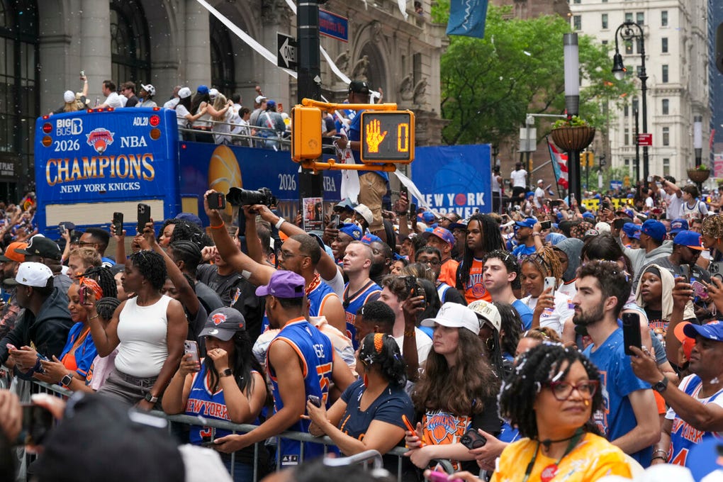 Una multitud de fanáticos de los Knicks se volcó a las calles para acompañar el desfile de los campeones de la NBA.