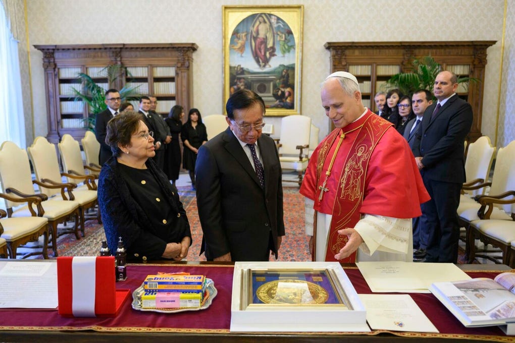 El mandatario regaló a León XIV un King Kong, tradicional dulce chiclayano que el papa conoció durante su estadía en el país.