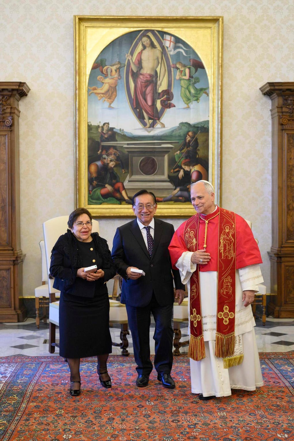 El encuentro con el papa León XIV en el Vaticano duró aproximadamente dos horas. “Fue un recibimiento muy cariñoso. Hemos salido contentos todos”, puntualizó el jefe de Estado.
