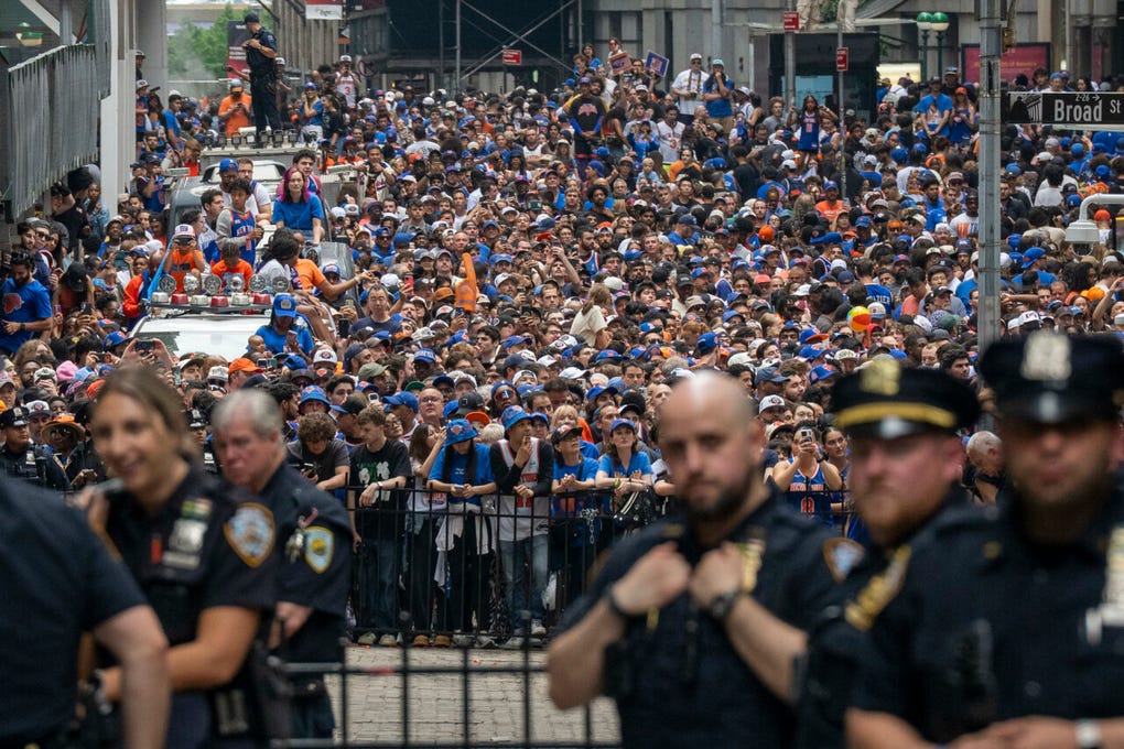 Miles de personas tiñeron de naranja y azul las calles del bajo Manhattan para celebrar el primer título de la NBA de los New York Knicks desde 1973.