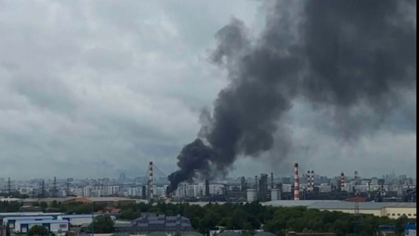 La refinería de Kapotnia, al sureste de la capital rusa, se incendió en las últimas horas debido a un ataque masivo de drones ucranianos contra Moscú, revelaron este martes las autoridades rusas, que aseguran haber derribado 60 aparatos aéreos que atacaron la ciudad.