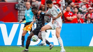 Ismael Koné sufre dura lesión tras fuerte entrada de jugador de la Selección de Qatar