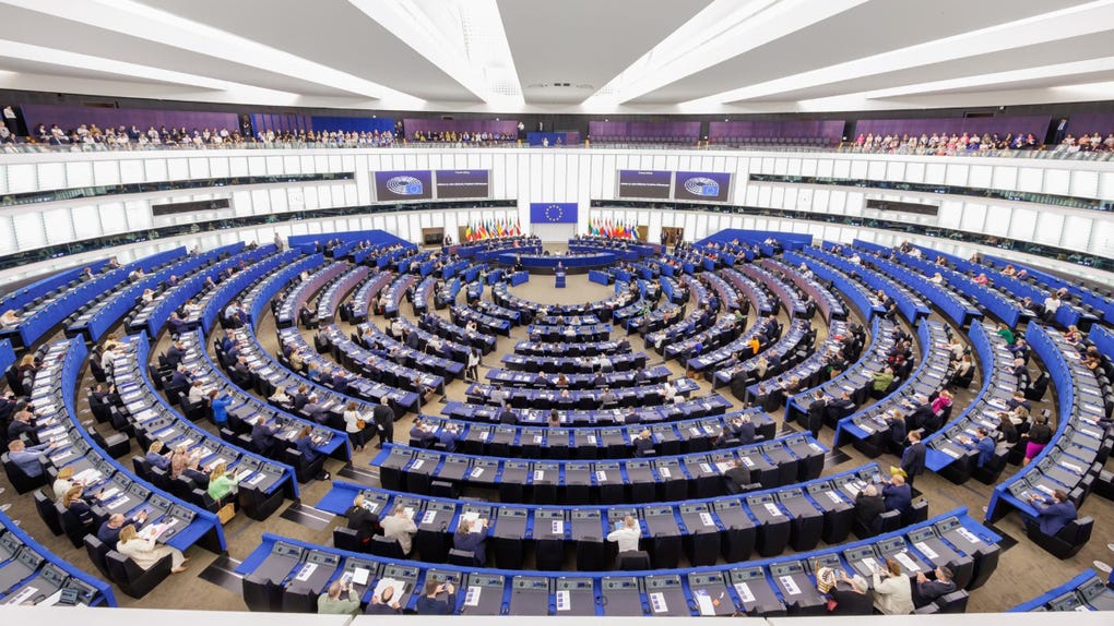 Con el masivo respaldo de la derecha y la extrema derecha, el Parlamento Europeo aprobó el texto legal del llamado Reglamento de Retornos, que, en sus puntos más controvertidos, habilita la creación de centros de deportación en terceros países para migrantes rechazados, incluidas familias con niños, y agiliza las expulsiones.