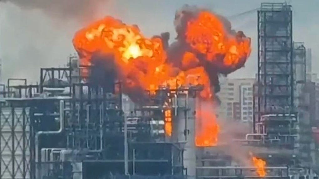 Captura de televisión de la refinería de Kapotnia, al sureste de la capital rusa, que se incendió tras un ataque masivo con drones ucranianos que penetró las defensas rusas y logró impactar anoche contra un complejo de refinerías en el sureste de Moscú, ya atacado el martes, provocando varios incendios.