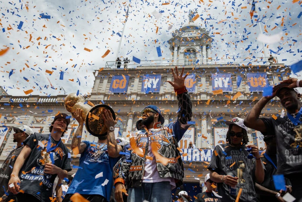 Celebridades y exjugadores de los Knicks se sumaron a las multitudinarias celebraciones.