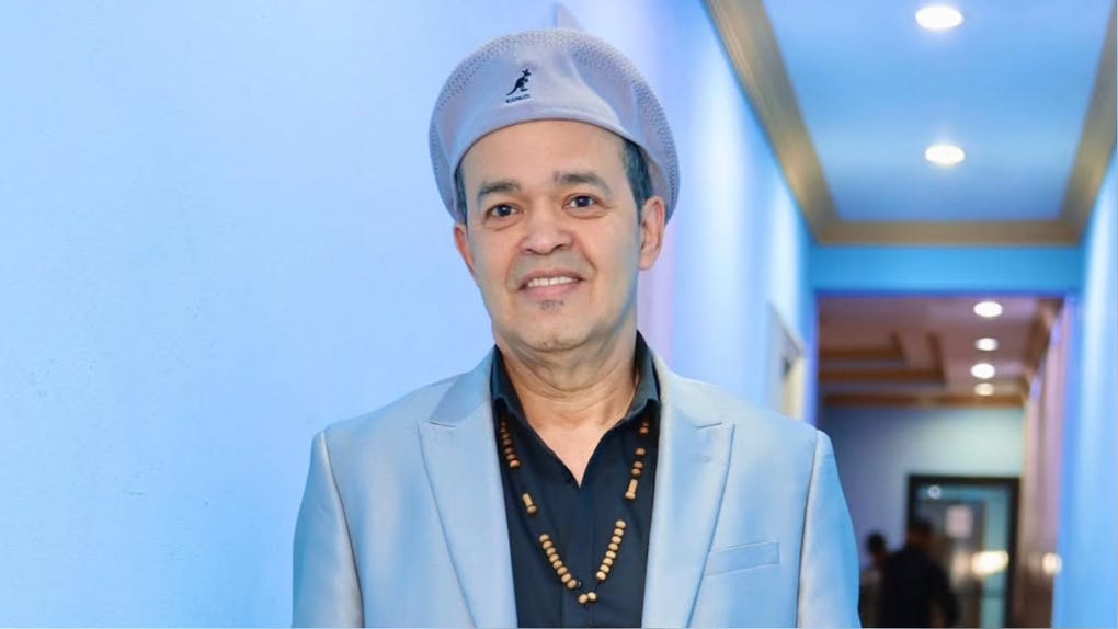 Alex Bueno fue un cantante y guitarrista dominicano. Nacido en San José de las Matas el 6 de septiembre de 1963, fue considerado una de las voces más melodiosas de la música caribeña.