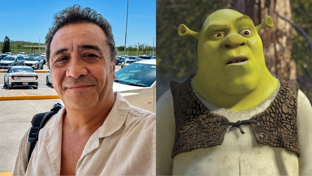 Alfonso Obregón fue la voz de Shrek en español para Latinoamérica, mientras que la versión original en inglés estuvo a cargo de Mike Myers.