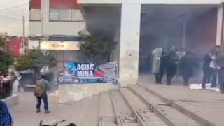 Junín: policías dispersan con gases lacrimógenos a pobladores que intentaban ingresar al Gobierno Regional para exigir protección de cuencas