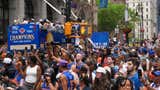 Nueva York paralizada: miles de fanáticos acompañaron a los Knicks en desfile de celebración por el título de la NBA [FOTOS]