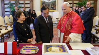 Le regaló un King Kong: así fue el encuentro del presidente Balcázar con el papa León XIV en el Vaticano [FOTOS]