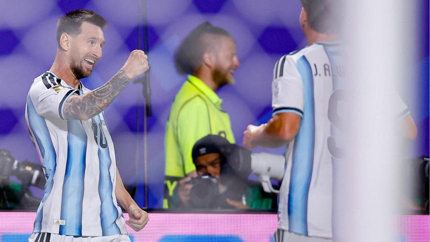 En Argelia se quejan por una dura falta de Messi.