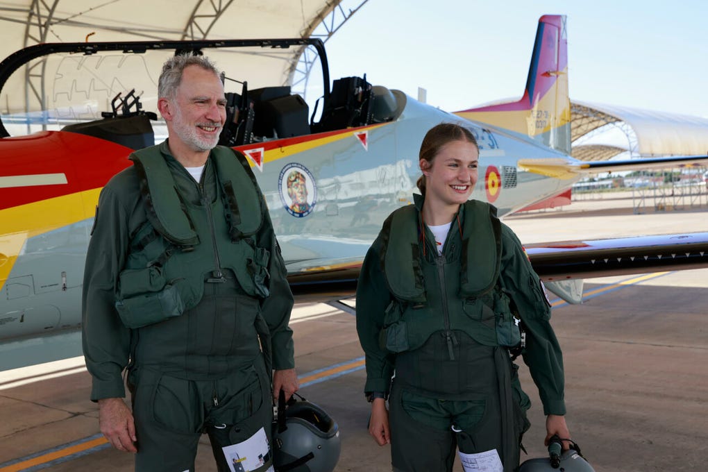 Ambos vestidos con el traje de vuelo del Ejército del Aire, y acompañados por mandos de la Academia, donde la princesa Leonor ultima su formación militar, se dirigen a instalaciones interiores donde el rey asiste a una reunión informativa.