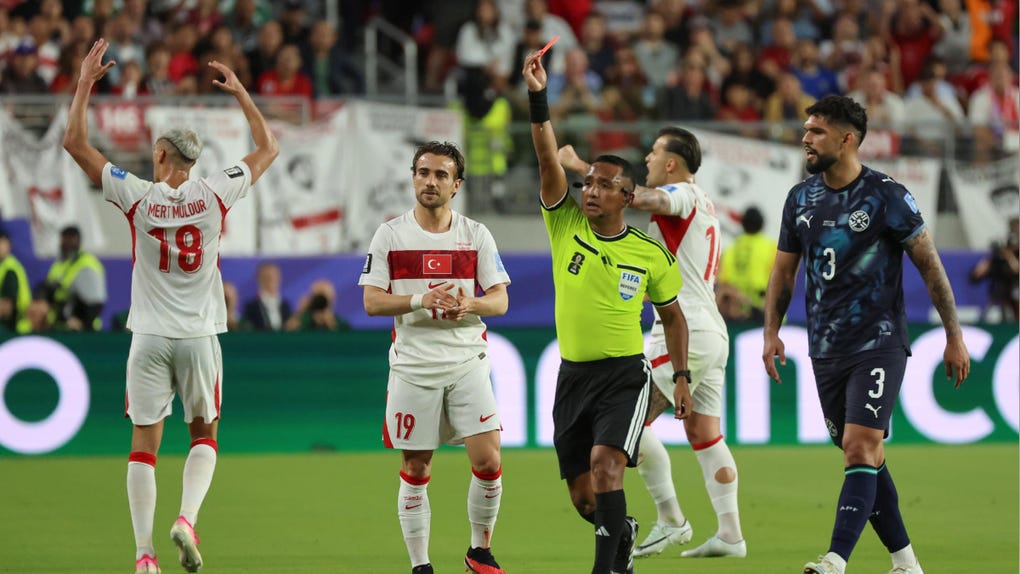 Miguel Almirón expulsado bajo la 