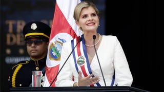 Evacuan a la presidenta de Costa Rica de una gira de campo tras escucharse una explosión [VIDEO]