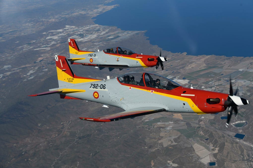 Posteriormente, ya en la pista, la princesa Leonor revisa el avión en el que va a realizar el vuelo, y ya cada uno en su PC 21, junto a los respectivos instructores, despegan.