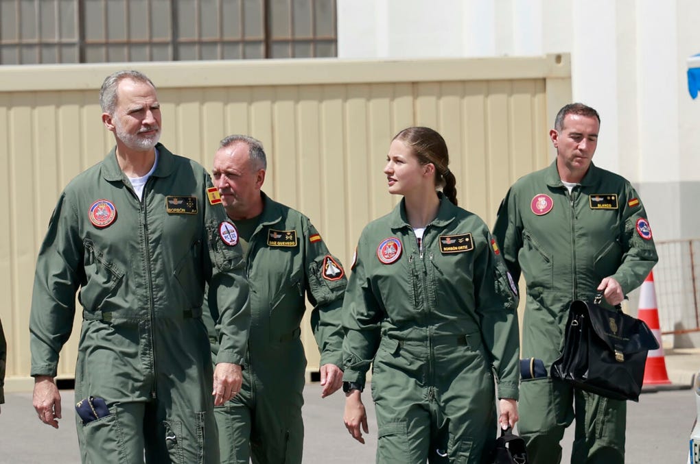La Casa Real de España distribuyó imágenes en las que se muestra el vuelo que el rey español Felipe VI y su hija mayor, la princesa Leonor, realizaron en las últimas semanas en la Academia General del Aire y del Espacio de San Javier (Murcia, sureste).