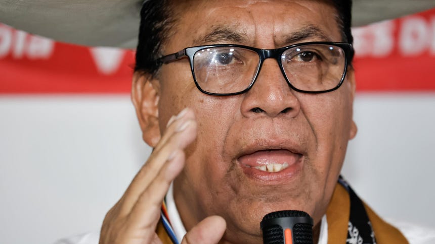 El candidato izquierdista Roberto Sánchez, habla en una rueda de prensa en Lima.