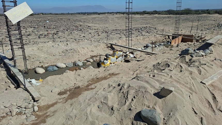 Durante la inspección, las autoridades hallaron materiales y equipos de construcción como cemento, arena, rocas, alambre, entre otros.
