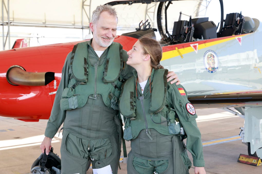 Finalmente, ambos posan para las fotografías y regresan a las instalaciones de la academia. Al finalizar su formación militar, la princesa será teniente del Ejército de Tierra y del Ejército del Aire y del Espacio, así como alférez de navío de la Armada.