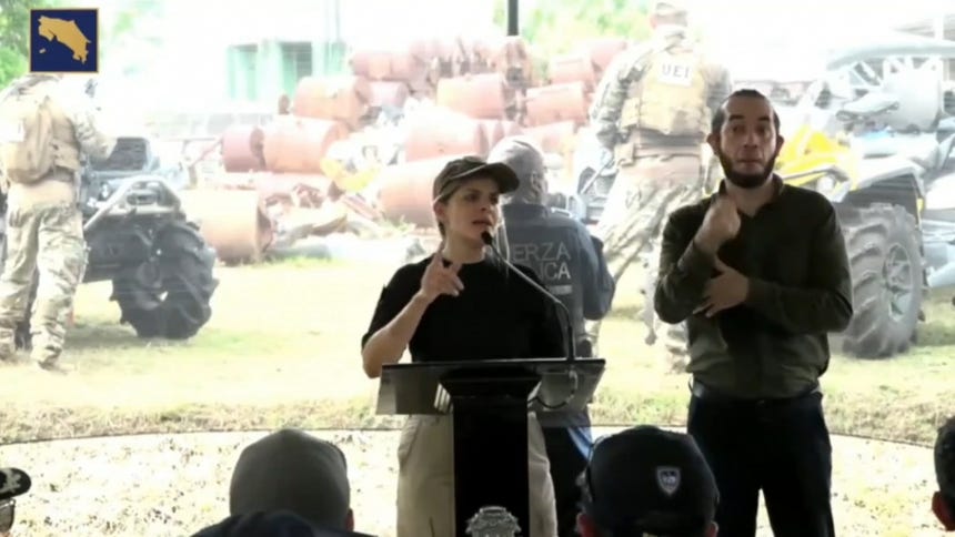La presidenta de Costa Rica, Laura Fernández, fue evacuada este viernes tras escucharse una explosión durante una gira de campo que realizaba en la localidad de Las Crucitas. 