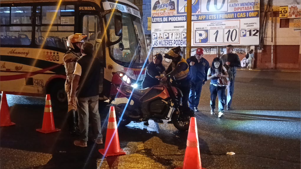El pase de unidades motorizadas se encuentra prohibido en calles de alta carga vehicular, como la avenida Abancay, el jirón Camaná y la avenida Nicolás de Piérola.