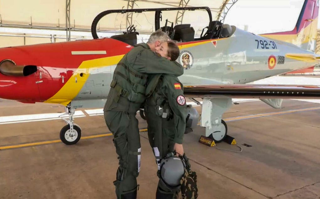 Al aterrizar, ambos se abrazan y el rey declara que se ha sentido mejor de lo que esperaba volando en paralelo con su hija.