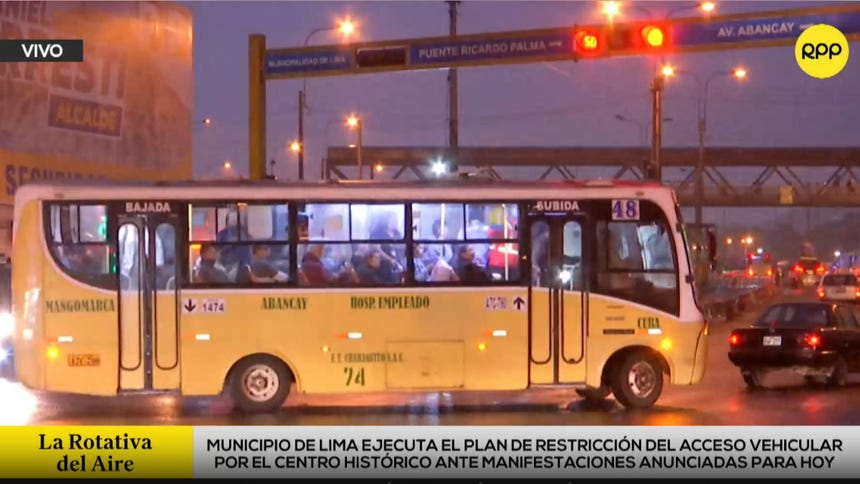 El pase de unidades motorizadas se encuentra prohibido en calles de alta carga vehicular, como la avenida Abancay, el jirón Camaná y la avenida Nicolás de Piérola.
