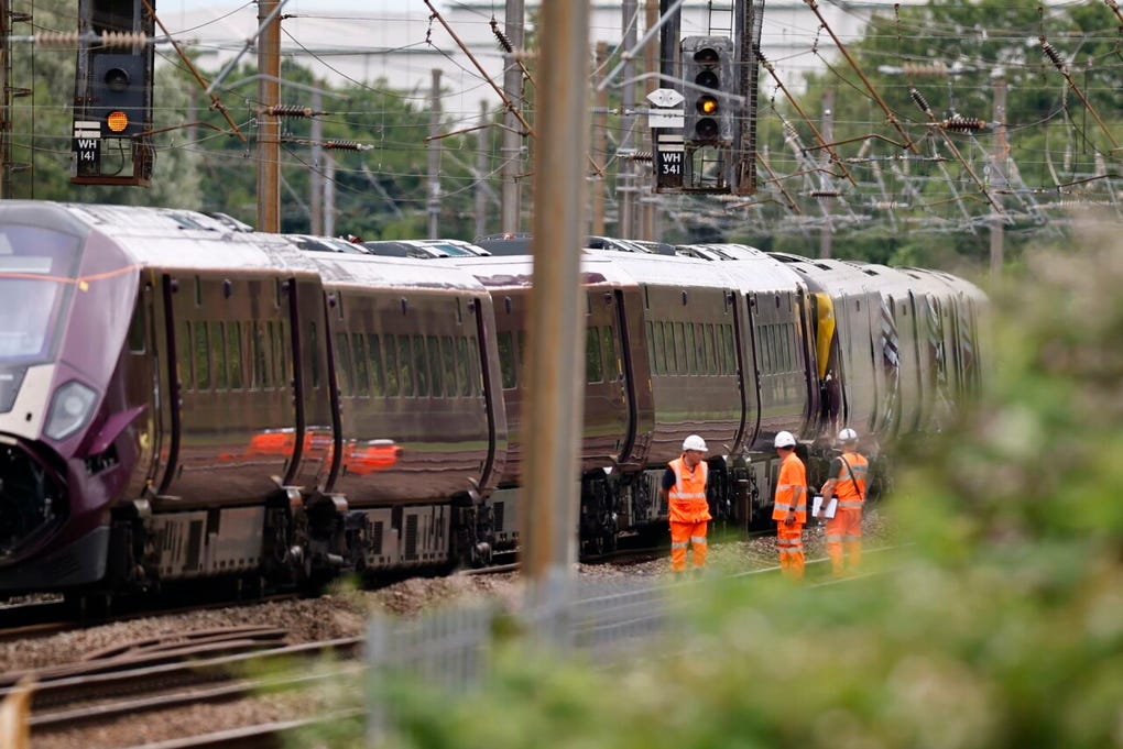 El primer ministro británico, Keir Starmer, aseguró en la red social X que los informes que llegan sobre la colisión ferroviaria son tremendamente preocupantes y agregó: Mis pensamientos están con la familia de la persona que, lamentablemente, ha perdido la vida, y con aquellos que han resultado gravemente heridos.