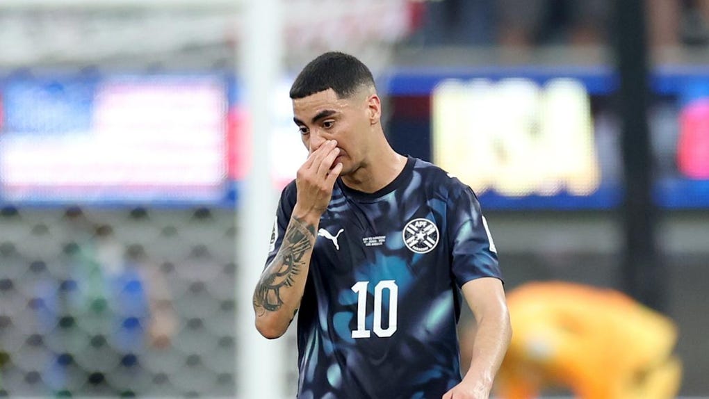 Miguel Almiron tras ser expulsado.