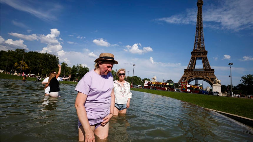 Météo France activó la alerta naranja en 60 departamentos del país para el sábado y adelantó la posibilidad de que se declare la alerta roja en algunos de ellos el domingo. Además, diez departamentos del norte están en alerta por tormentas eléctricas.
