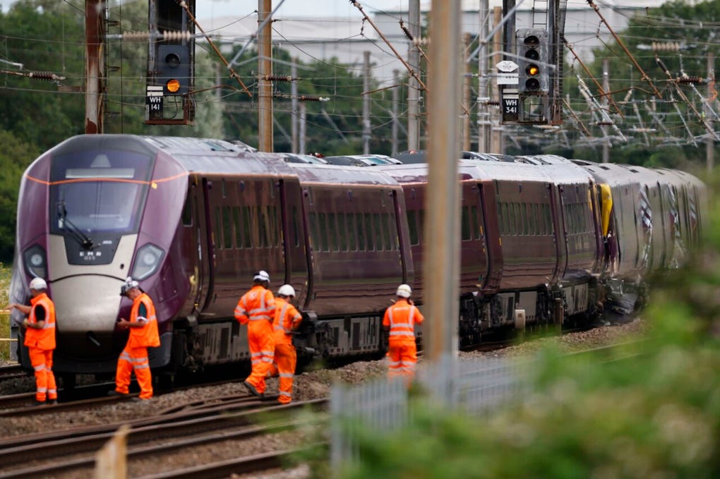 El choque involucró a un tren de la compañía ferroviaria East Midlands Railway (EMR) proveniente de la ciudad inglesa de Corby, en dirección a la estación londinense de St. Pancras, que colisionó con un segundo tren, también de EMR, que había salido desde Nottingham y que iba hacia el mismo destino.