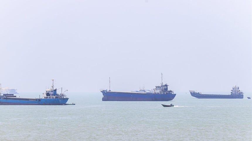 Iran Announces the Closing of the Strait of Ormuz by Israel's Attacks in Southern Lebanon