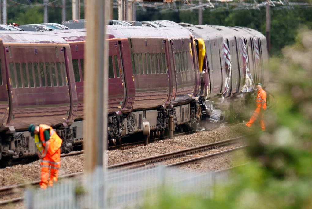 Una colisión de dos trenes cerca de Bedford, en el centro de Inglaterra, ha dejado al menos una persona fallecida, identificada como un maquinista, y decenas de heridos, según confirmaron las autoridades británicas.