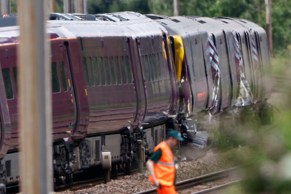 La Policía Británica de Transporte (BTP, en inglés) dijo en un comunicado que tenían constancia de que varias personas habían resultado heridas y que una persona había fallecido tras la colisión de dos trenes en una vía ferroviaria al sur de Bedford alrededor de las 5:15 p.m. (hora local) del viernes.