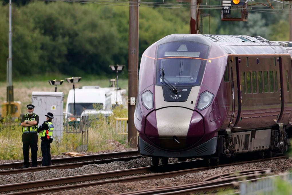 El secretario general del sindicato británico de transporte RMT, Eddie Dempsey, confirmó que el fallecido en la colisión era el maquinista de uno de los trenes.