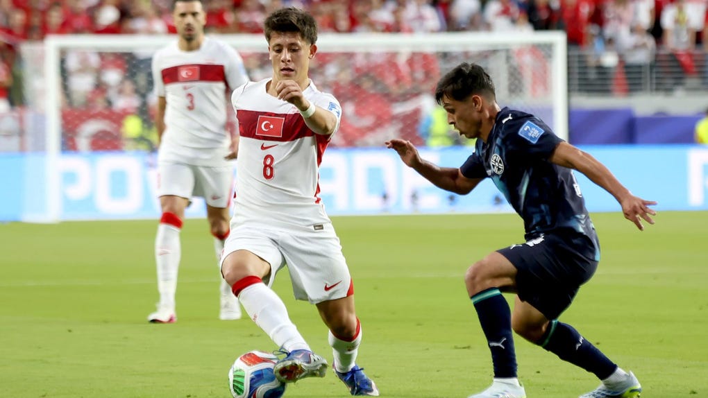 Arda Güler durante el partido con Paraguay que le costó la eliminación a Turquía.