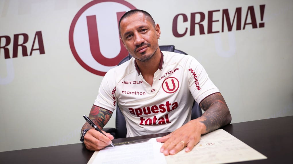 Gianluca Lapadula firmando contrato con la 'U'.