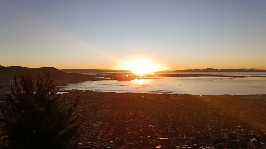 Pobladores y autoridades de la Ciudad del Lago hoy recibieron los primeros rayos de sol en el mirador de Kuntur Wasi, en Puno.