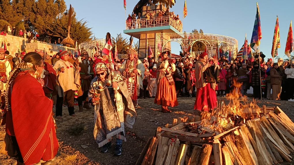 La ceremonia juntó tradición y fe, entre ofrendas, música y el abrazo al nuevo sol.