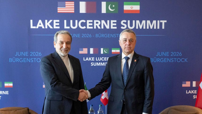 Seyyed Abbas Araghchi, ministro de exteriores iraní y su par suizo Ignazio Cassis.