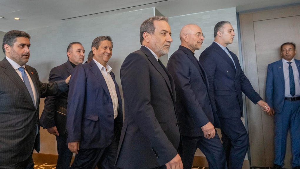 De acuerdo con IRNA, la delegación iraní interrumpió las conversaciones con EE. UU. que se realizaban con mediación de Catar y Pakistán y abandonaron la sede de negociaciones tras una reunión con el intermediario catarí.