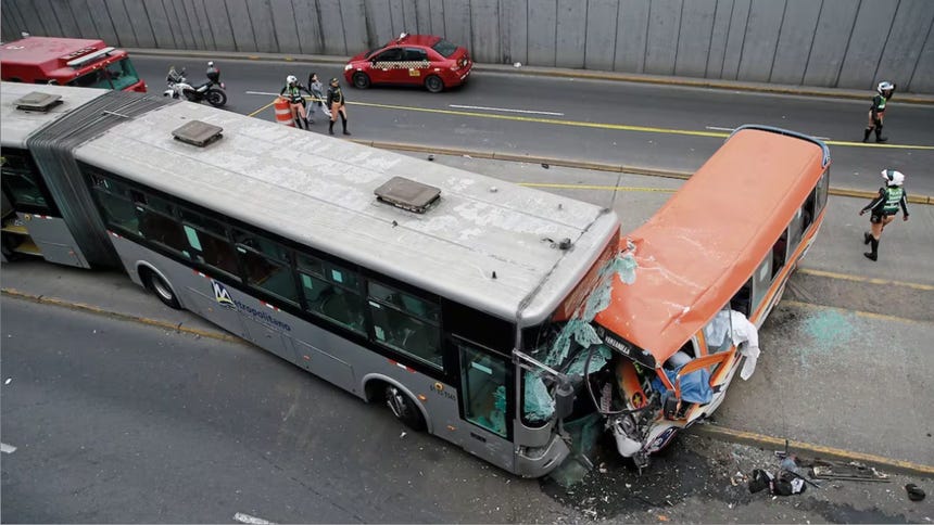 Choque entre bus de la empresa 