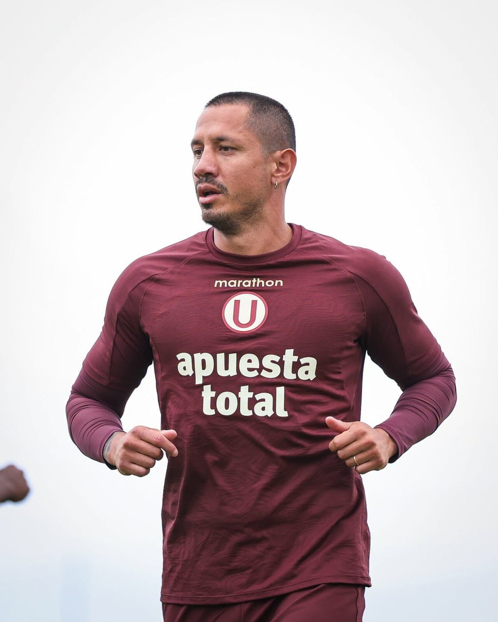Gianluca Lapadula trotando previo a los entrenamientos con Universitario.