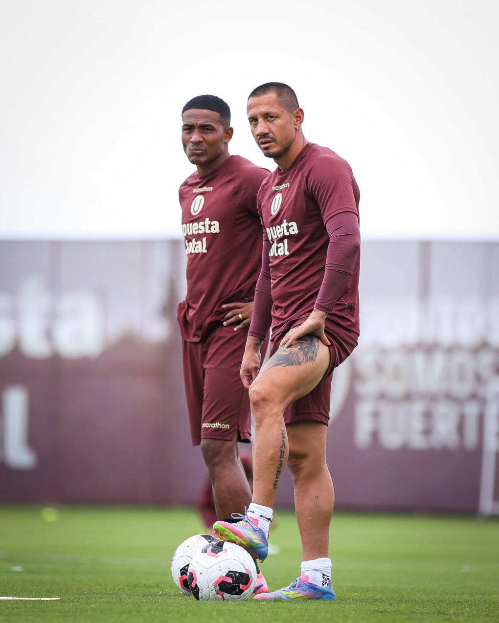 Gianluca Lapadula junto a José Carabalí en las prácticas en Campomar.