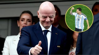 Gianni Infantino felicita a Lionel Messi tras convertirse en el máximo goleador de los Mundiales