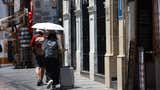 La ola de calor continúa en España, con hasta 10ºC más de lo normal, aunque los termómetros bajan desde el miércoles