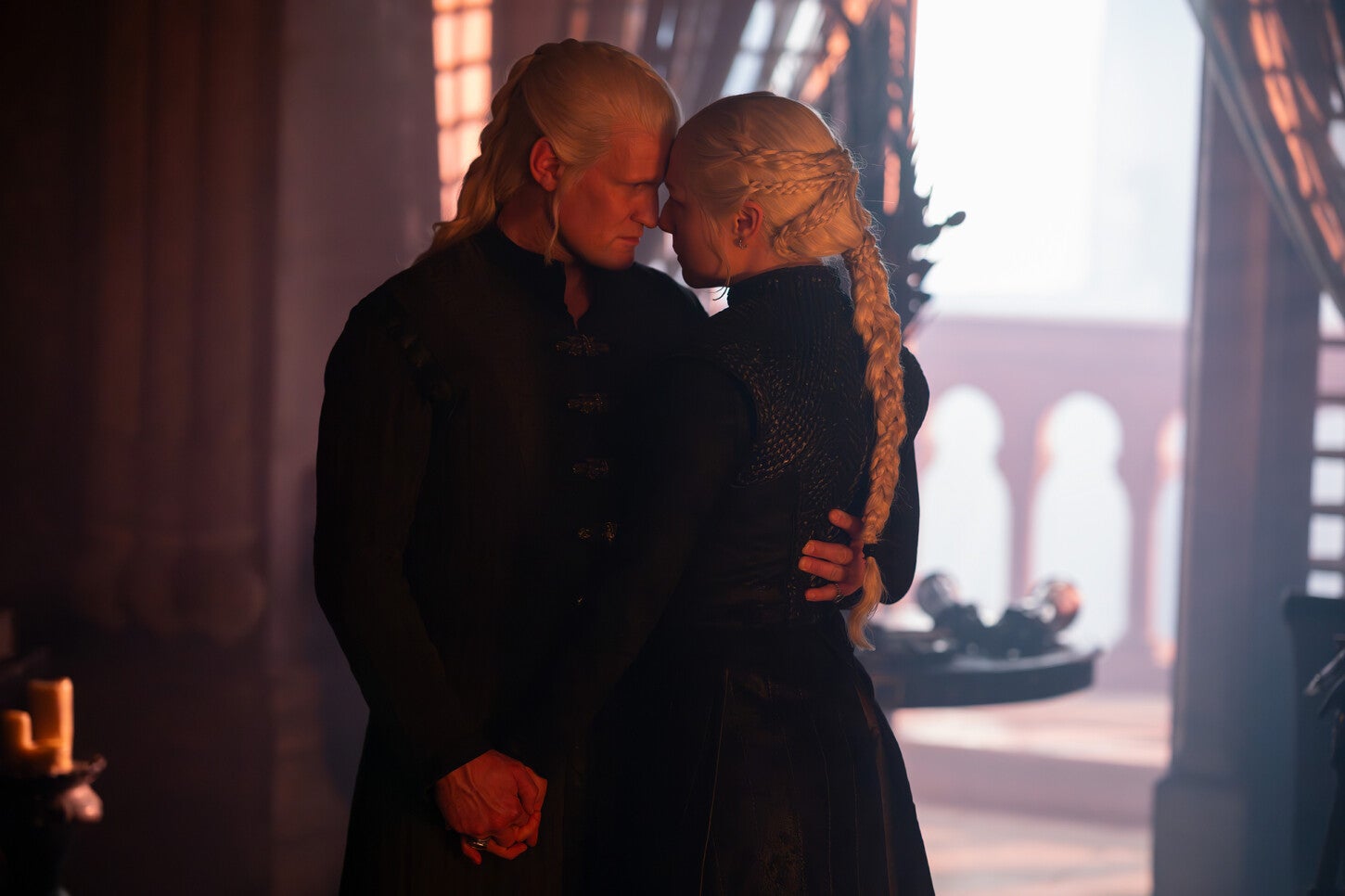 Matt Smith regresa como el impredecible Daemon Targaryen, uno de los personajes más complejos de la historia.