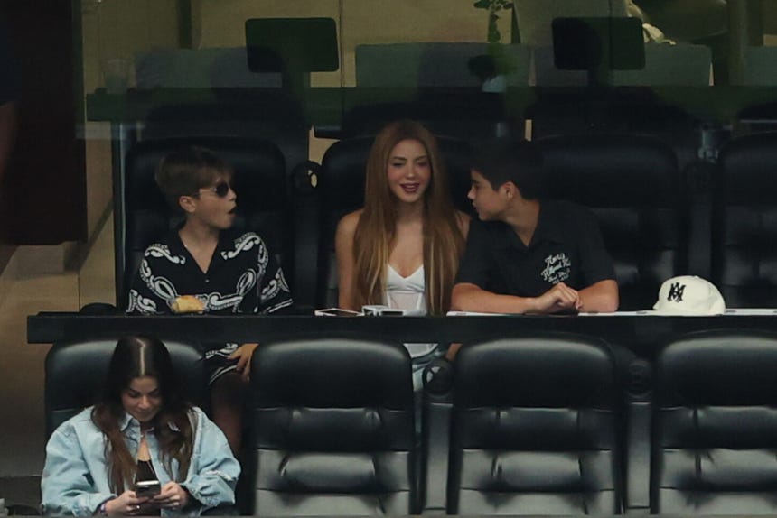La cantante colombiana Shakira asistió al partido del Mundial 2026 entre Argentina y Austria acompañada de sus hijos, Sasha y Milan.