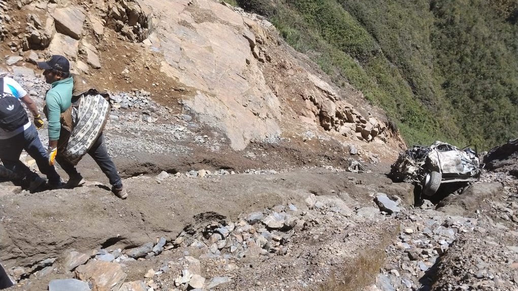 El vehículo quedó destruido con los restos en las víctimas en una pendiente de difícil acceso.